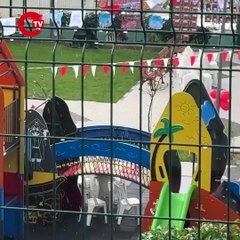 Sarıyer'de seyir halindeki TIR devrildi, çocuk parkında faciadan dönüldü