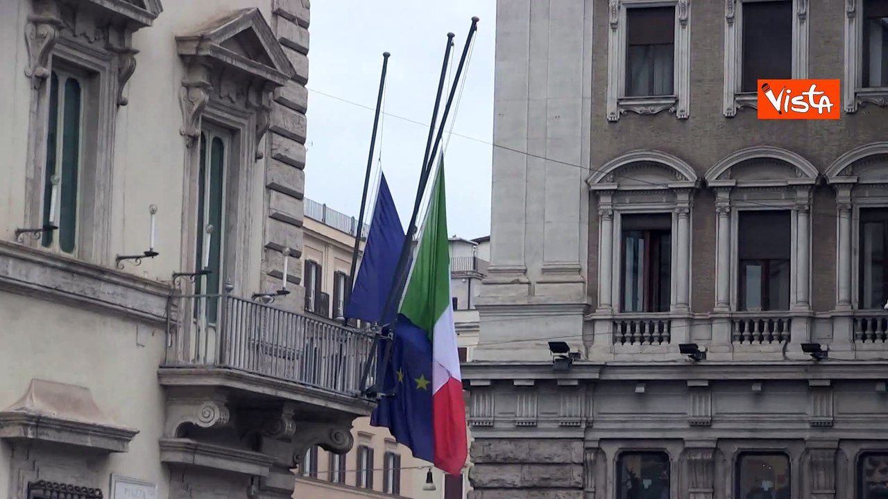 Le bandiere di Palazzo Chigi a mezz'asta nel giorno del funerale dei tre Carabinieri morti a Verona