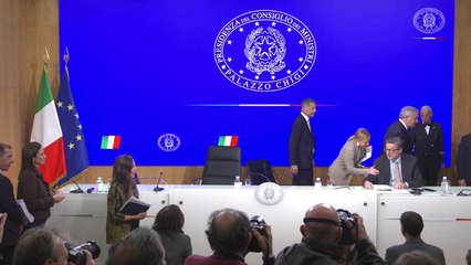 Meloni presenta la manovra 2026 poi si alza e se ne va: «Siamo fuori tempo massimo»