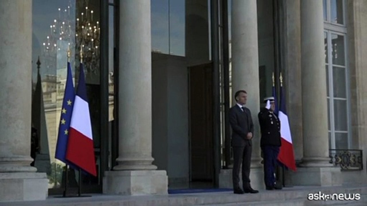 Francia, Macron accoglie Ursula von der Leyen all'Eliseo