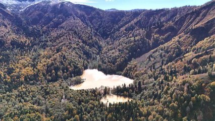 Sonbaharın muhteşem ahengi Karagöl'ü sardı