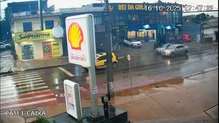 Câmera flagra acidente de trânsito na Avenida Tito Muffato