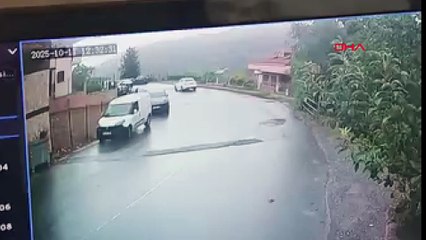 Sarıyer’de kaza ucuz atlatıldı! Bisküvi yüklü TIR çocuk parkına devrildi