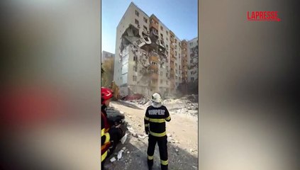 Romania, esplosione in un condominio di Bucarest: le immagini del crollo