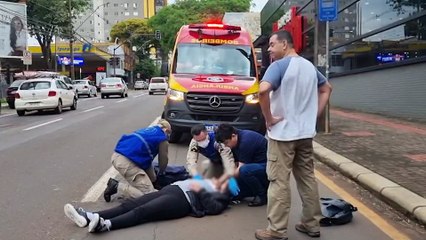 Mulher fica ferida em colisão entre Biz e Amarok no Centro de Cascavel