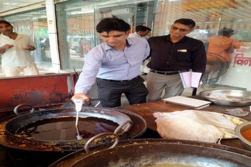 swm news: मिठाई प्रतिष्ठानों पर ताबड़तोड़ छापेमारी, 15 किलो खराब किसमिस कराई नष्ट