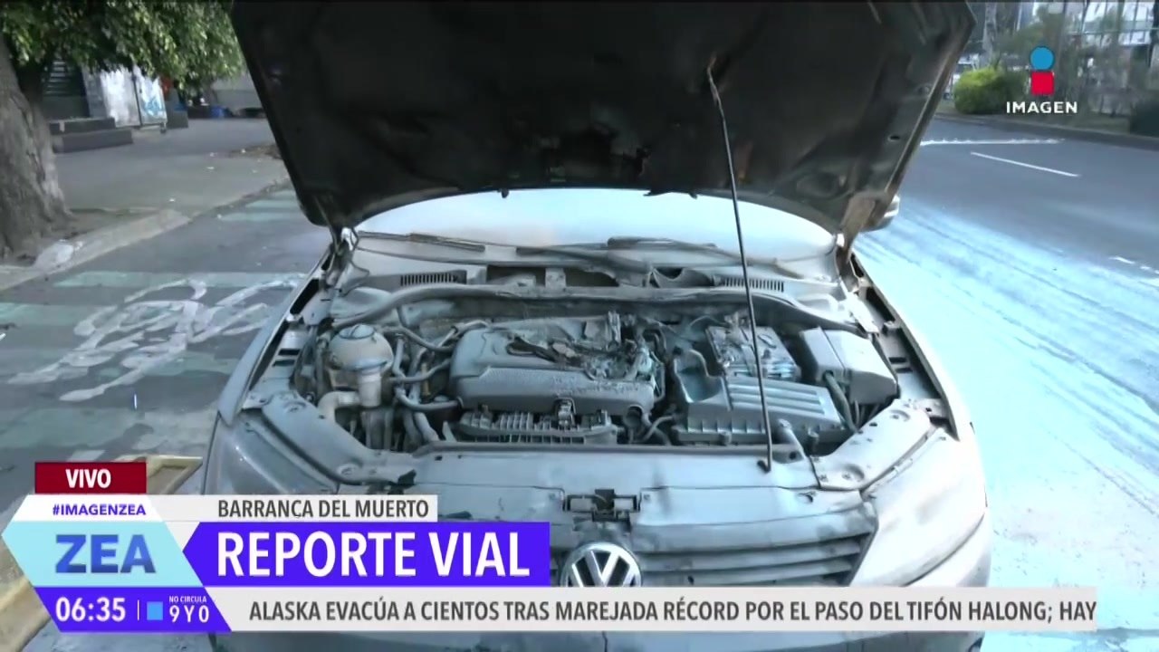 Motor de automóvil suelta humo en Barranca del...