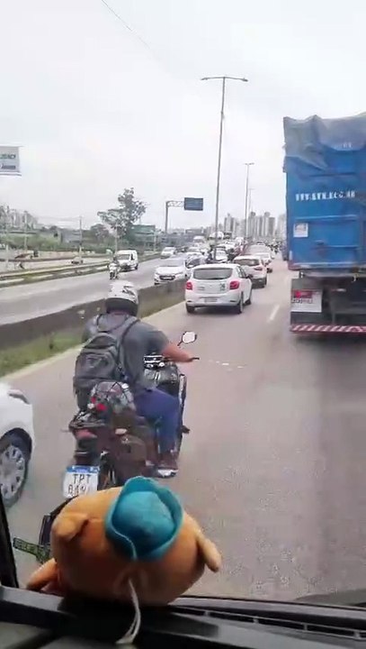 Engavetamento com 10 veículos trava BR-101 na Grande Florianópolis