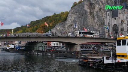 Barge exceptionnelle sur la Meuse : ça passe tout juste sous le pont de Dinant