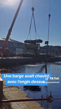 Port de Saint-Malo : la délicate intervention pour sortir une pelleteuse de l'eau
