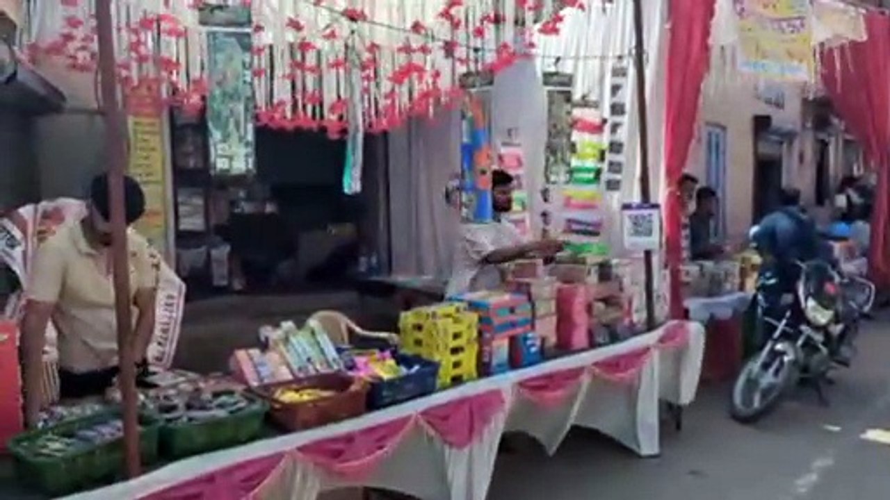 पटाखों पर सुरक्षा के नियम ध्वस्त,  शहर में हर ग...