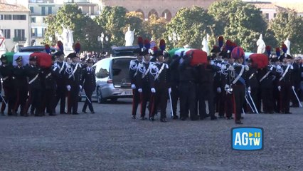 Padova, funerali dei tre Carabinieri morti nell’esplosione del casolare di Castel d’Azzano: l’arrivo delle autorità e dei feretri
