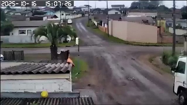 Ciclista “voa” após ser puxado por fios derrubados por caminhão em Lages