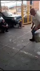 ¡Repudiable! Empleador lanza un balde de agua a un adulto mayor (Video)