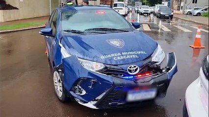 Viatura da Guarda Municipal colide com carro da Polícia Civil no Centro de Cascavel