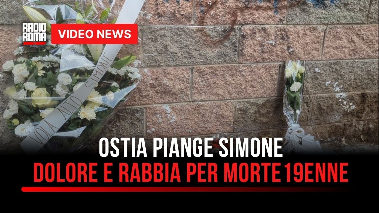 Ostia piange Simone, candele e rose in via Forni per ricordare il 19enne ucciso da una coltellata