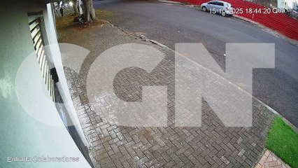 Câmera flagra furto de moto na Rua Pedro Ivo, em Cascavel