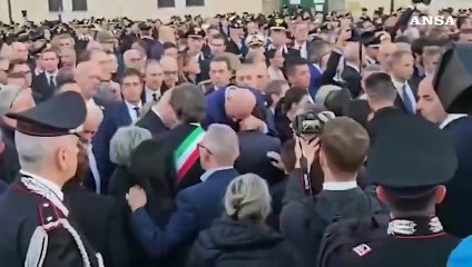 Esplosione nel Veronese, abbracci al figlio di Dapra' dopo i funerali dei carabinieri