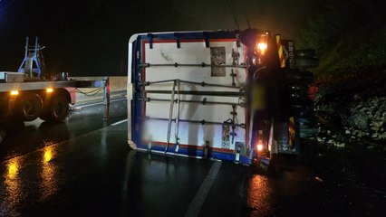 중부내륙고속도로서 화물차 2대 추돌...2명 다쳐 / YTN