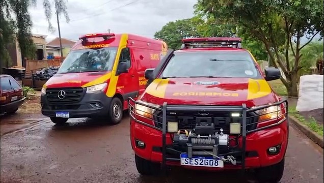 De joelhos e com as mãos para o céu, filho acompanha resgate crítico do pai