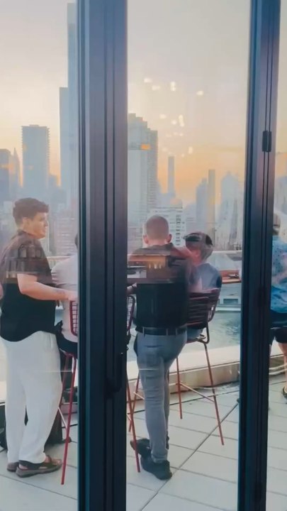This is Nelson Wang's favorite viewing platform on Roosevelt Island! The Panorama Room of The Graduate by Hilton New York is the best spot on Roosevelt Island to overlook the Manhattan skyline and is also an upscale bar offering luxurious experiences.