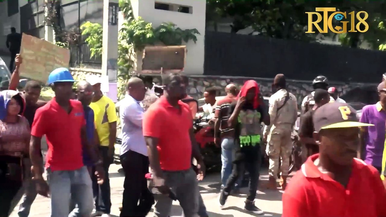 SE-CNE reyalize yon sit-in pou mande leta peye anplwaye CNE yo.