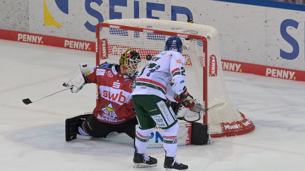 Goalie schiebt ihn sich fast selbst rein: Augsburg siegt im Penaltyschießen