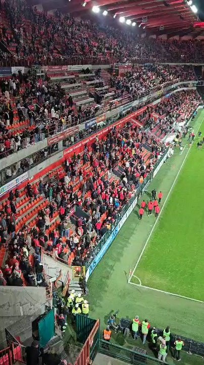 Une ambiance un peu spéciale à Sclessin après l'arrêt prématuré du match Standard - Antwerp