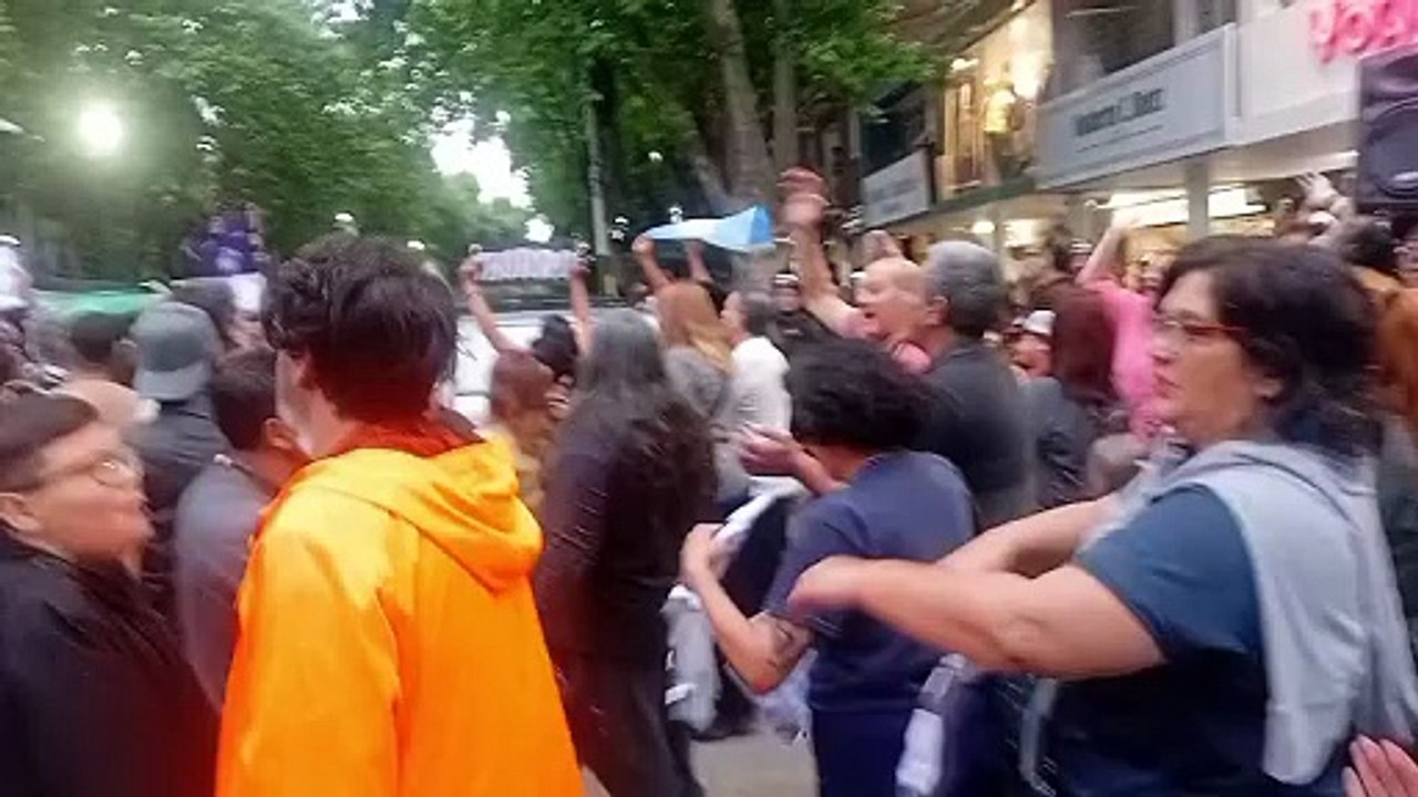 "La Patria no se vende: el rechazo de los vecinos de Tres de Febrero a Milei