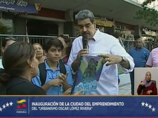 Jefe de Estado recibe pintura hecha por joven artista como muestra de agradecimiento