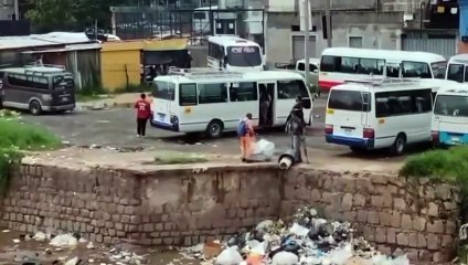 Exponen en vídeo a dos personas arrojando basura al río Choluteca, en Comayagüela