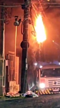 Caminhão de lixo bate em poste e fiação pega fogo em bairro de Salvador