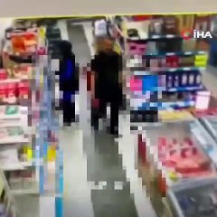 Hombre fue grabado cuando empujó a su hijo de 5 años en un supermercado