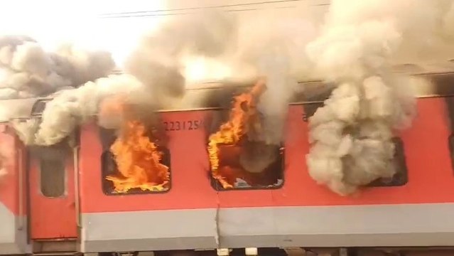 Video: Fire breaks out on Ludiana-Delhi Garib Rath train, passengers evacuated