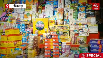 दीवाली रोशन करने गांव-गांव आता है छिंदवाड़ा का कांस्टेबल, बांटता है कपड़े, मिठाई और प्यार