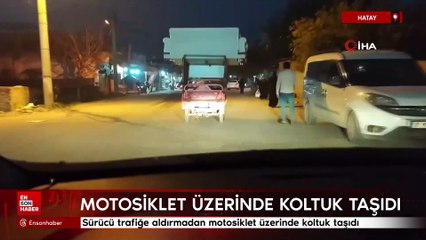 Hatay'da sürücü trafiğe aldırmadan motosiklet üzerinde koltuk taşıdı
