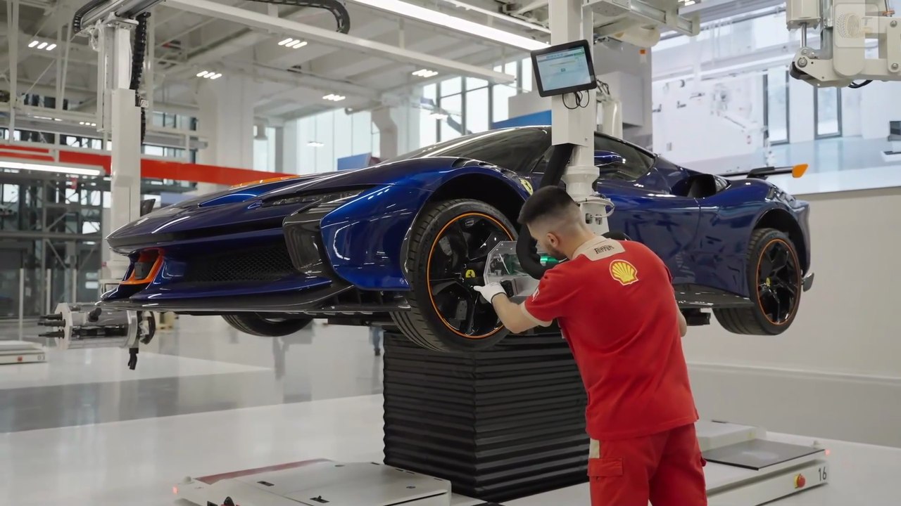 Ferrari E-Building 2025: Werkbesichtigung der futuristischen Produktionsstätte