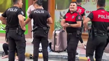 Saç saça baş başa kavga eden kadınlar ortalığı ayağa kaldırdı