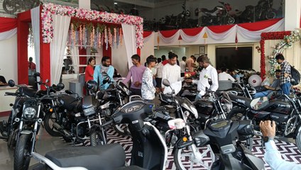 धन तरहस पर हो रही गाड़ियों की बिक्री