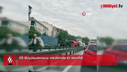 E-5'te TIR devrildi! Trafik durma noktasına geldi
