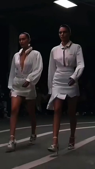 Bella Hadid #BellaHadid #model #modeling #celebrity #walking #catwalk #horsewalk