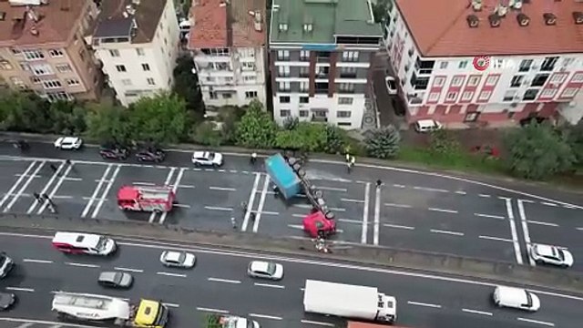 E5 Büyükçekmece mevkiinde tır devrildi, trafik durma noktasına geldi