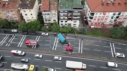 E5 Büyükçekmece mevkiinde tır devrildi, trafik durma noktasına geldi