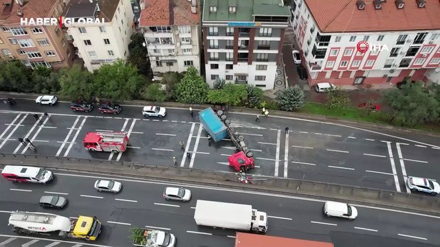 Büyükçekmece'de tır devrildi, trafik durma noktasına geldi
