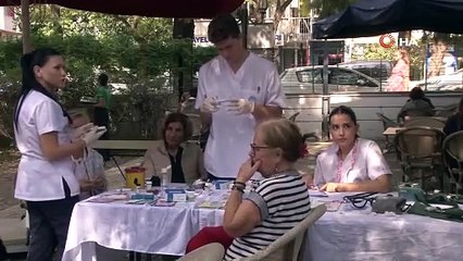 İzmirli lise öğrencilerinden yaşlılara sağlık eli