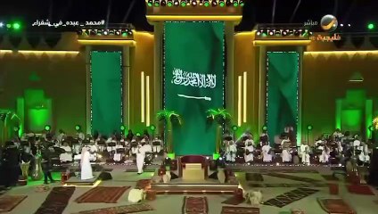 المايسترو المصري سابقآ هاني فرحات يقبل يد الفنان محمد عبده