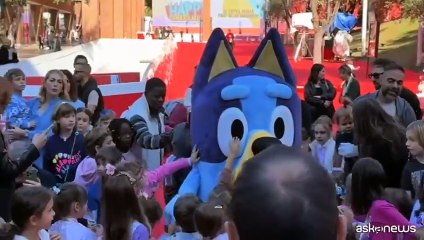 La cagnolina Bluey sul red carpet con i bambini a Roma