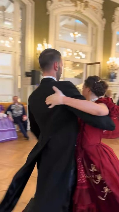 Au rythme envoûtant de la valse, chaque note s’élève comme une invitation au rêve 💫Dans l’éclat fastueux du salon Napoléon III, le Grand Bal de Vichy déploie sa grandeur et nous convie à un univers où règnent l’élégance et la féerie ✨💃🏻✨