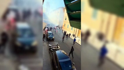 Pisa-Verona, i violenti scontri tra ultras: il momento del contatto