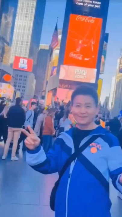 "Welcome to New York!" The Chinese-American representative Nelson Wang arrived at Times Square in Manhattan again and greeted tourists from all over the world. October 16th, 2025